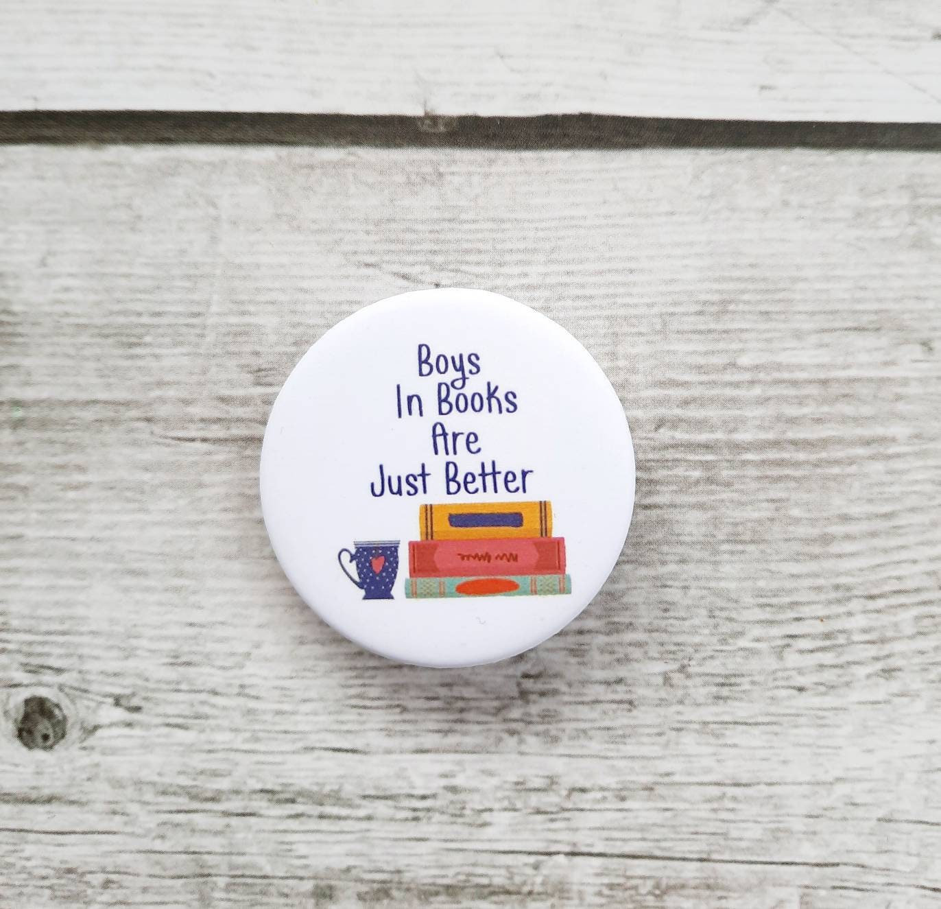 Jungs in Büchern Sind Einfach Besser | Button Badge Buchzubehör Lese-| Bücher Buchliebhaber Geschenk Für Sie Und Leser Liebe von KnjizicicaBookish