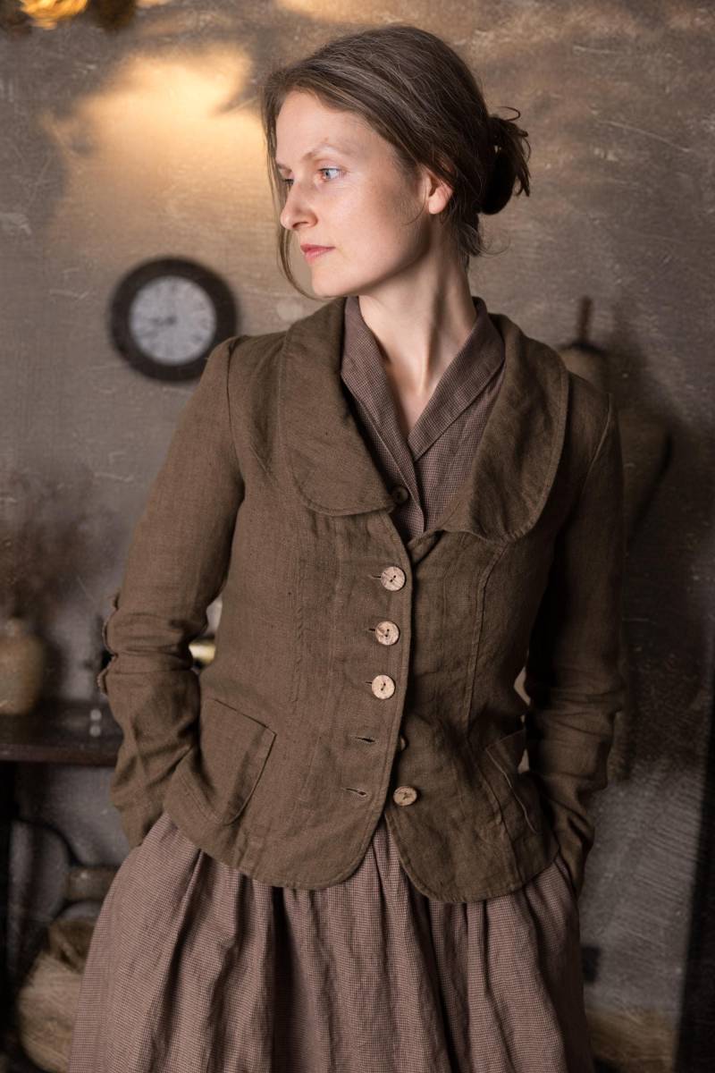 Slim Fit Damen Retro Leinenjacke - Painter. Geknöpfter Blazer Im Vintage-stil Mit Rohen Ellenbogen-Patches von KnockKnockLinen