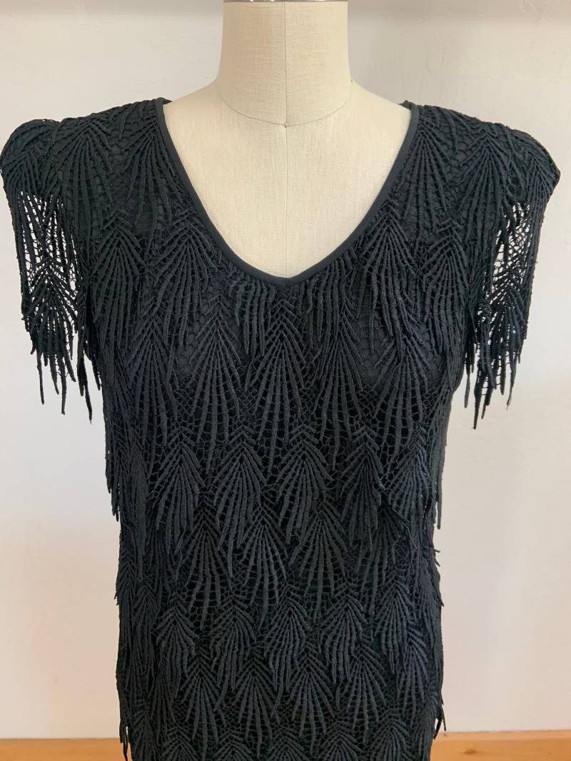 Vintage 1980Er Satin Bestickt Fransen Schwarz Cocktail Flapper Kleid Medium von KnockaboutVintage
