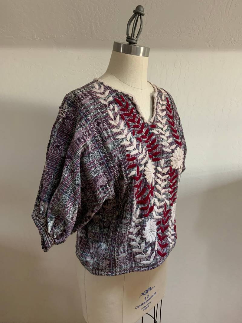 Vintage Ikat Hand Bestickte Puffärmel Bluse Medium von KnockaboutVintage