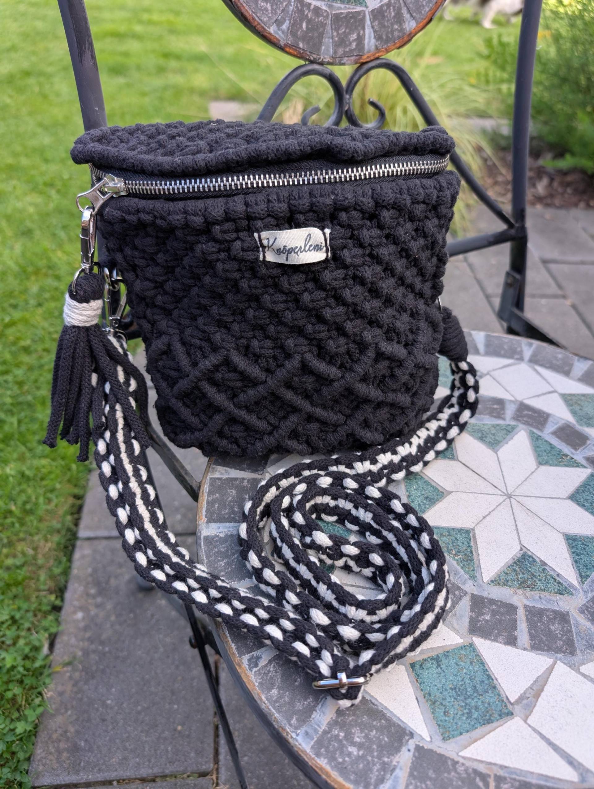 Handgemachte Makramee Handtasche Aus Recycelte Baumwolle Von Hello Bobbiny, Farbe Schwarz, Mit Verstellbaren Gurt, Freie Farbwahl von Knoeperleni