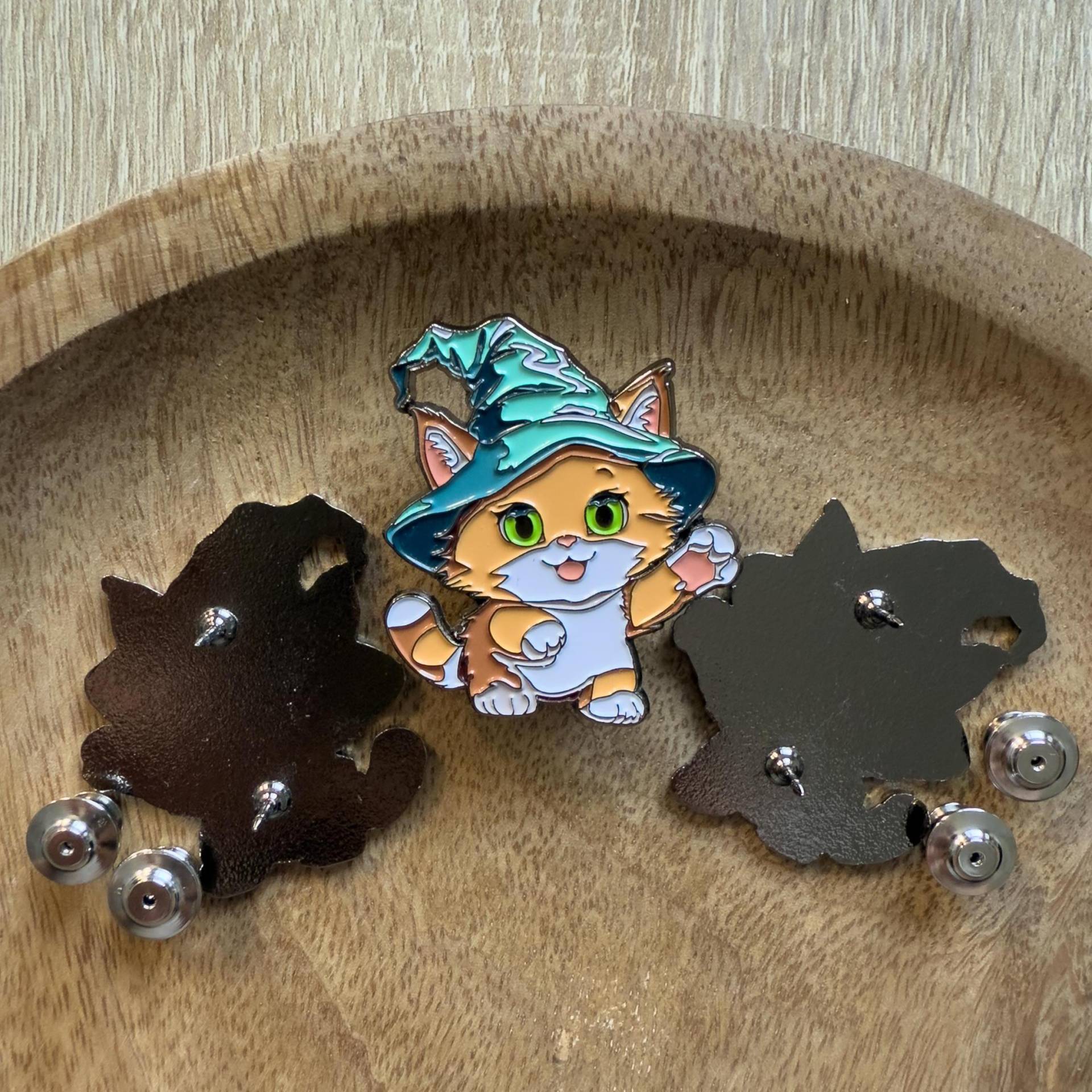 Emaille Pin in Süßer Katzen-Form - Spezial Edition Katze Hildegard von Knopfis