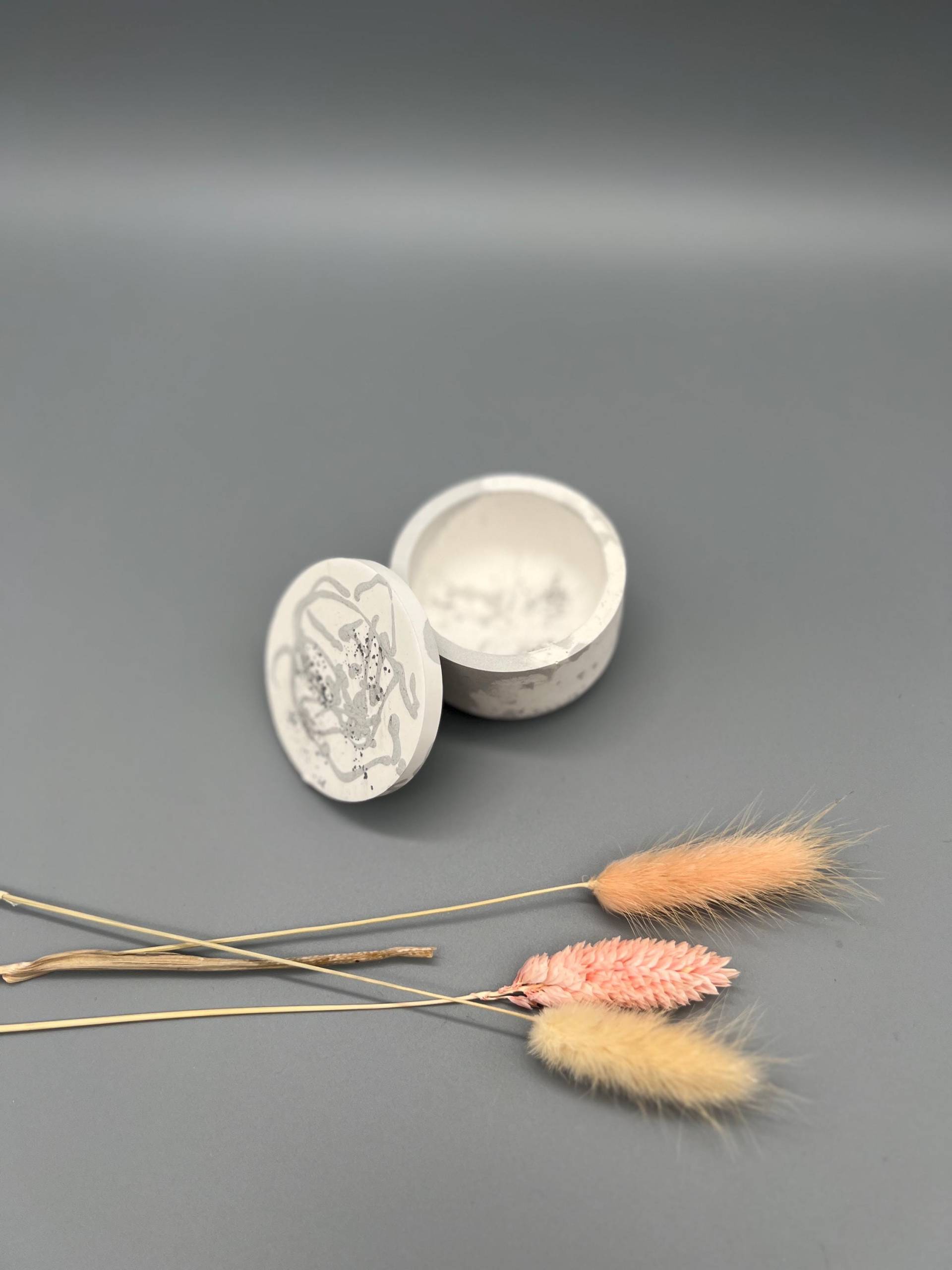 Handgegossene Dose Für Schmuck/Teelichthalter Handgegossene Dose Für Schmuck/Teelichthalter von KnopfundBlume