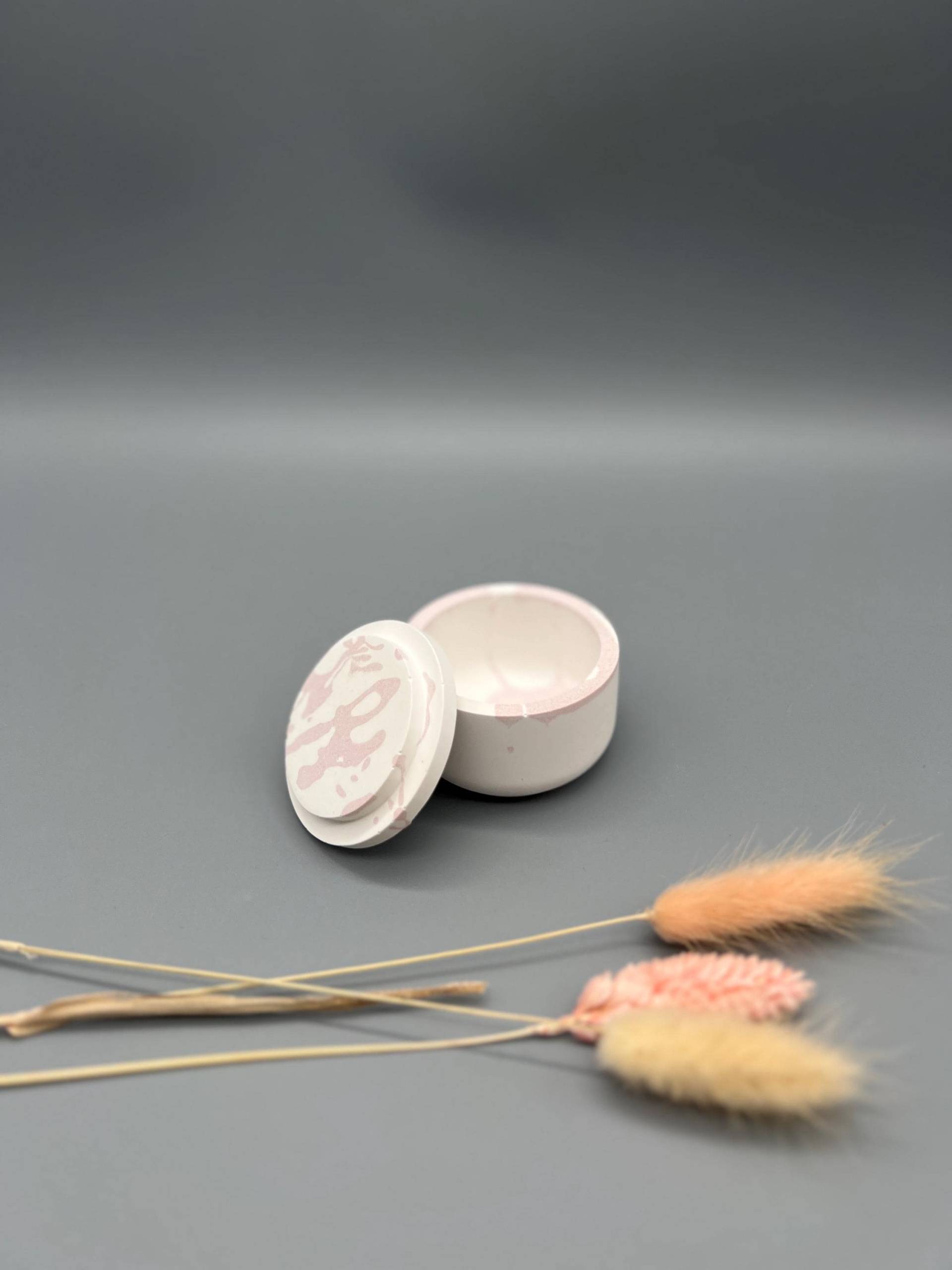 Handgegossene Dose Für Schmuck/Teelichthalter Handgegossene Dose Für Schmuck/Teelichthalter von KnopfundBlume