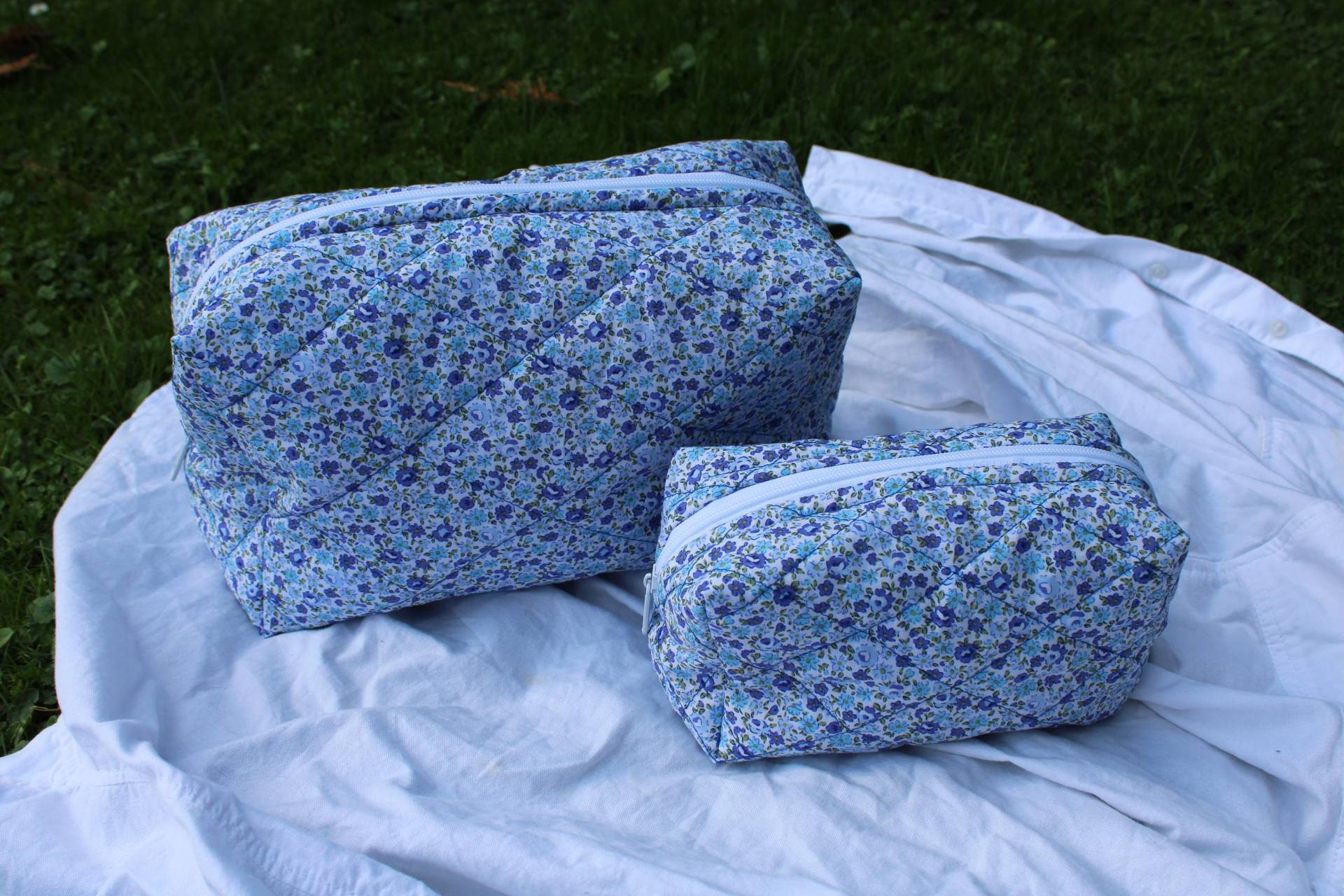 Gesteppte Kosmetiktasche Bluebella „Boxy" | Handgemachte Kosmetiktasche, Blumen, Floral, Weiß, Blau, Make-Up Bag, Baumwolle, Boxy Gesteppte Kosmetiktasche Bluebella „Boxy" | Handgemachte Kosmetiktasche, Blumen, Floral, Weiß, Blau, Make-Up Bag, Baumwolle, Boxy von KnopfundPuenktchen