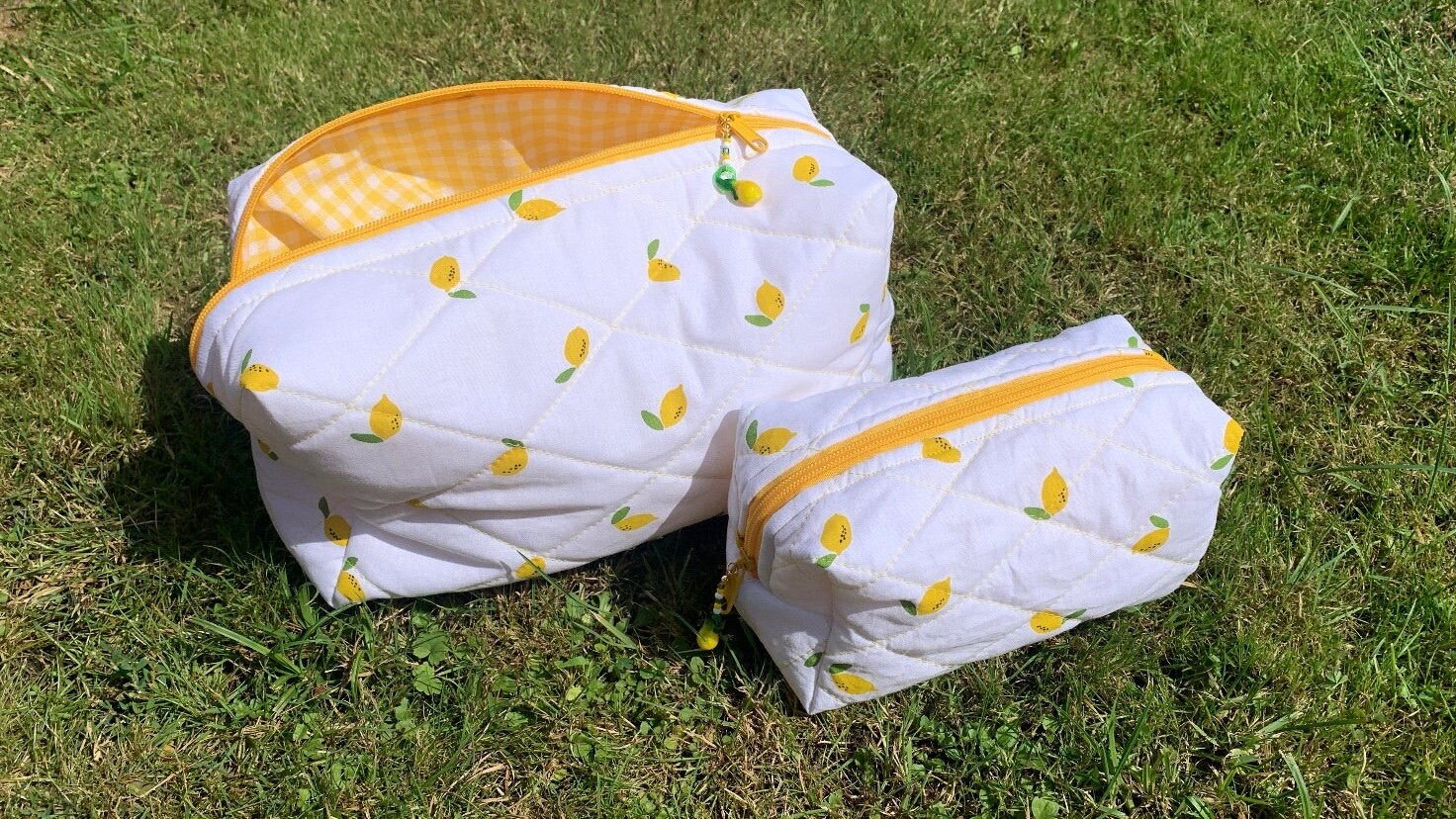 Gesteppte Kosmetiktasche Limone „Boxy" | Handgemachte Kosmetiktasche, Zitrone, Limone, Weiß, Gelb, Make-Up Bag, Pouch, Baumwolle, Boxy Gesteppte Kosmetiktasche Limone „Boxy" | Handgemachte Kosmetiktasche, Zitrone, Limone, Weiß, Gelb, Make-Up Bag, Pouch, Baumwolle, Boxy von KnopfundPuenktchen