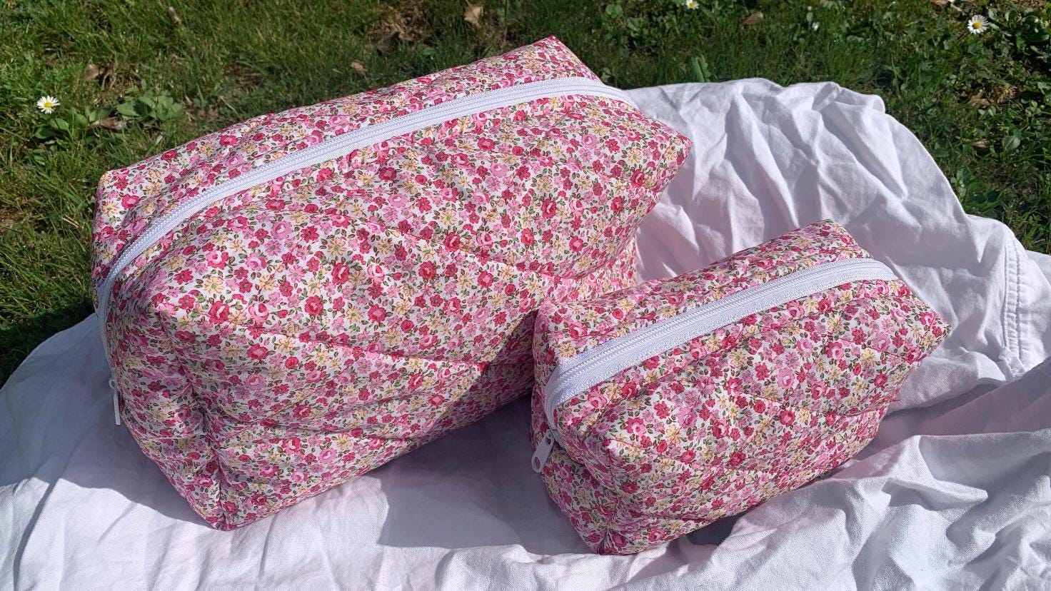 Gesteppte Kosmetiktasche Marbella „Boxy" | Handgemachte Kosmetiktasche, Blumen, Floral, Weiß, Rot, Make-Up Bag, Baumwolle, Boxy Gesteppte Kosmetiktasche Marbella „Boxy" | Handgemachte Kosmetiktasche, Blumen, Floral, Weiß, Rot, Make-Up Bag, Baumwolle, Boxy von KnopfundPuenktchen