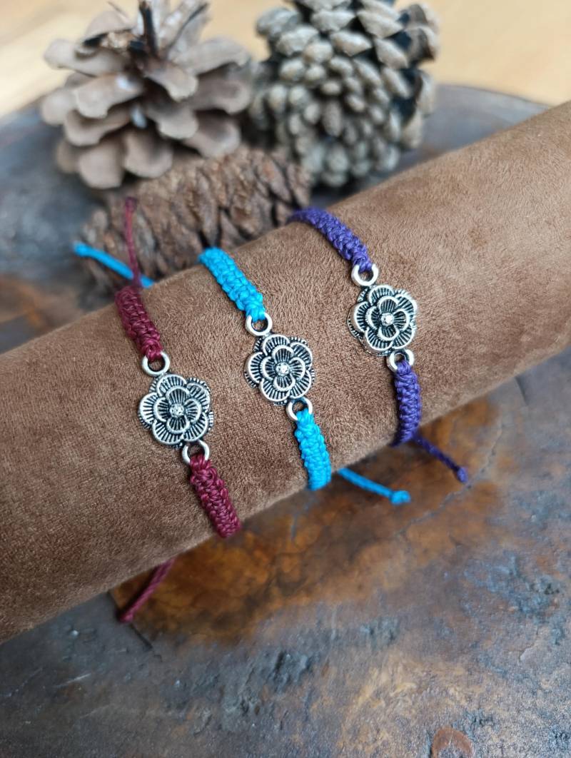 Blumen Makrame Freundschafts Armband Wasserfester Boho Stil von KnorrArtStudio