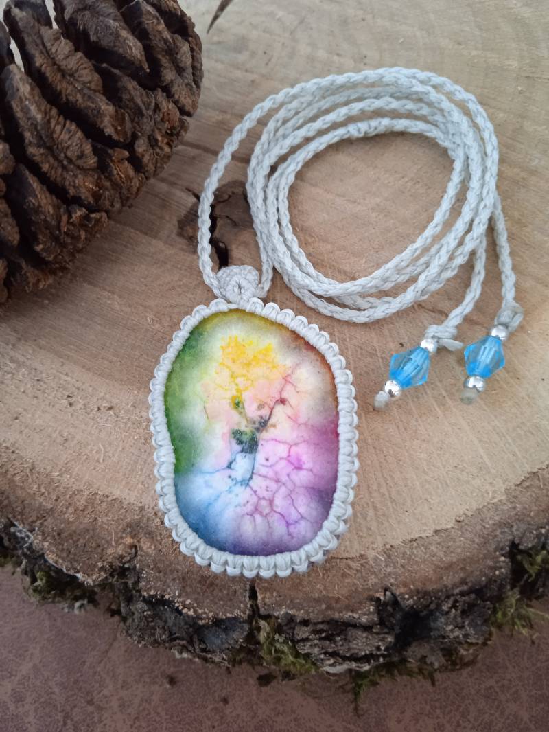 Makramee Anhänger Mit Regenbogen Quartz Naturstein Boho Halskette von KnorrArtStudio