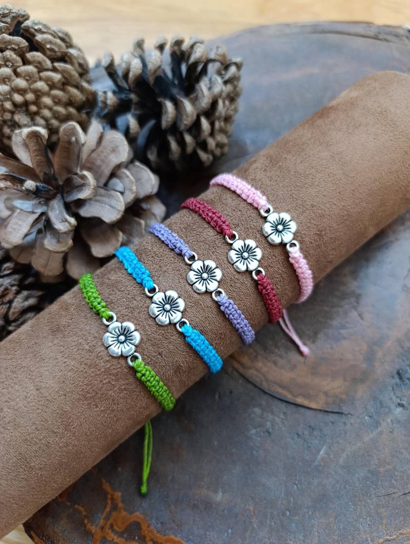 Makramee Blumen Freundschafts Armband Wasserdichter Boho Stil von KnorrArtStudio