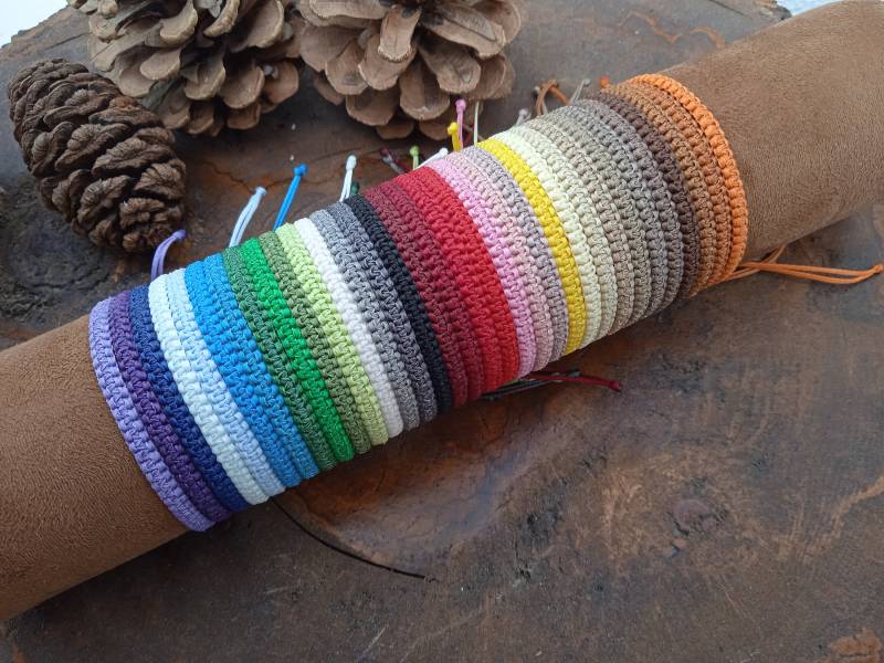 Makramee Freundschaftsarmband Dünn Flach - Geschenk Für Die Beste Freundin Personalisierung Durch Farbe Und Größe Boho Hippie Style von KnorrArtStudio
