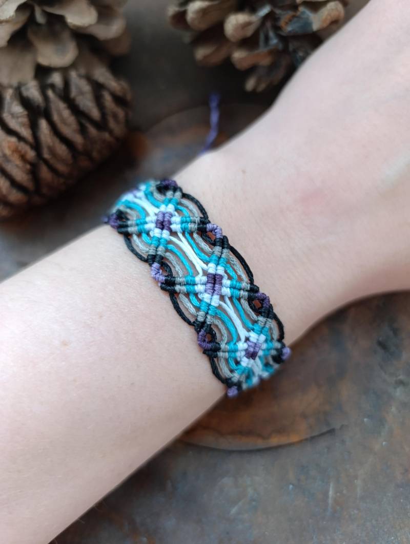 Makramee Freundschaftsarmband Farbverlauf Lila Türkis Schwarz Breit Wasserfest - Personalisierung Durch Farbe von KnorrArtStudio