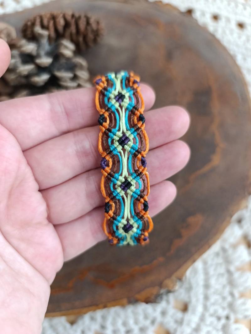 Makramee Freundschaftsarmband Farbverlauf Lila Türkis Schwarz Breit Wasserfest - Personalisierung Durch Farbe von KnorrArtStudio