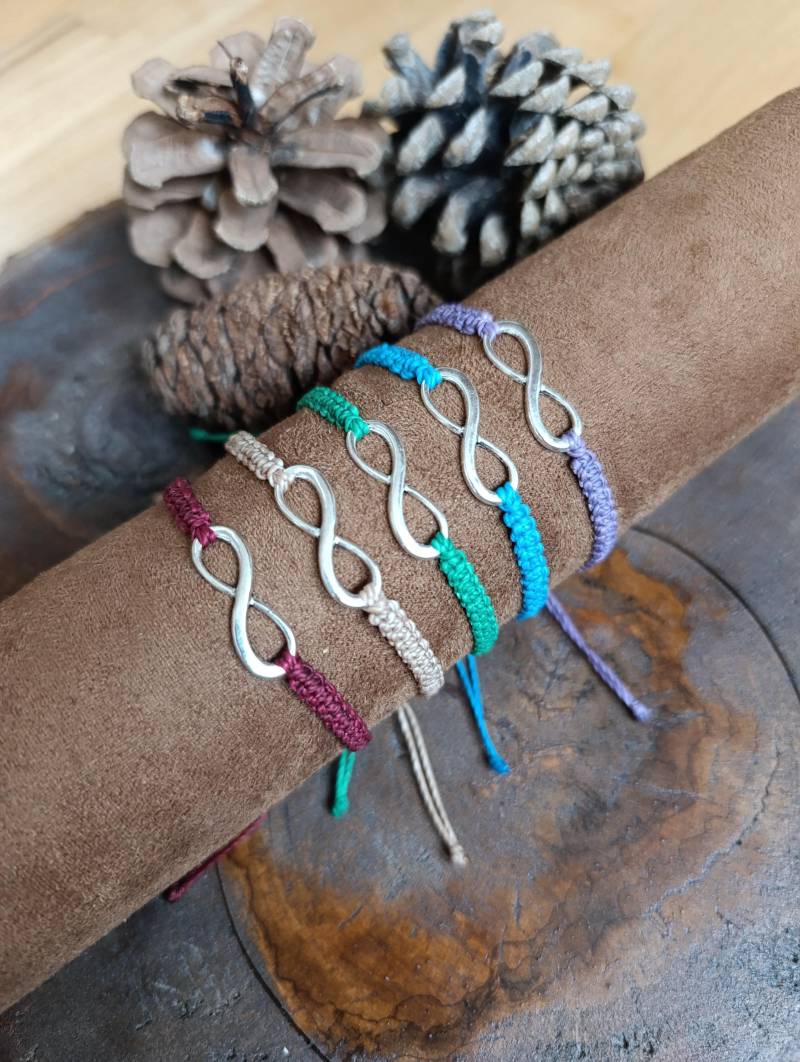 Makramee Infinity Freundschaftsarmband Im Boho Hippie Style, Wasserfest von KnorrArtStudio