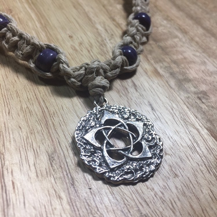 Lotusblüten Hanf Halskette. Wähle Deine Akzentperlen von KnotJustHempJewelry