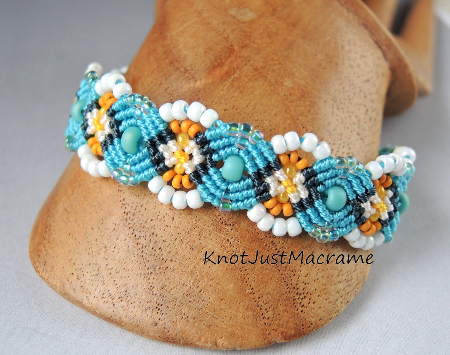 Aqua Daisy Micro Makramee Armband Sommer Blumen Floral Aqua Daisy Micro Makramee Armband Sommer Blumen Floral von KnotJustMacrame