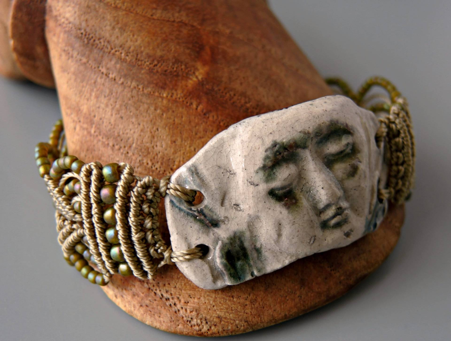 Khaki Serene Face Makramee Armband - Grün Mikro Artisan Keramik Bar Khaki Serene Face Makramee Armband - Grün Mikro Artisan Keramik Bar von KnotJustMacrame