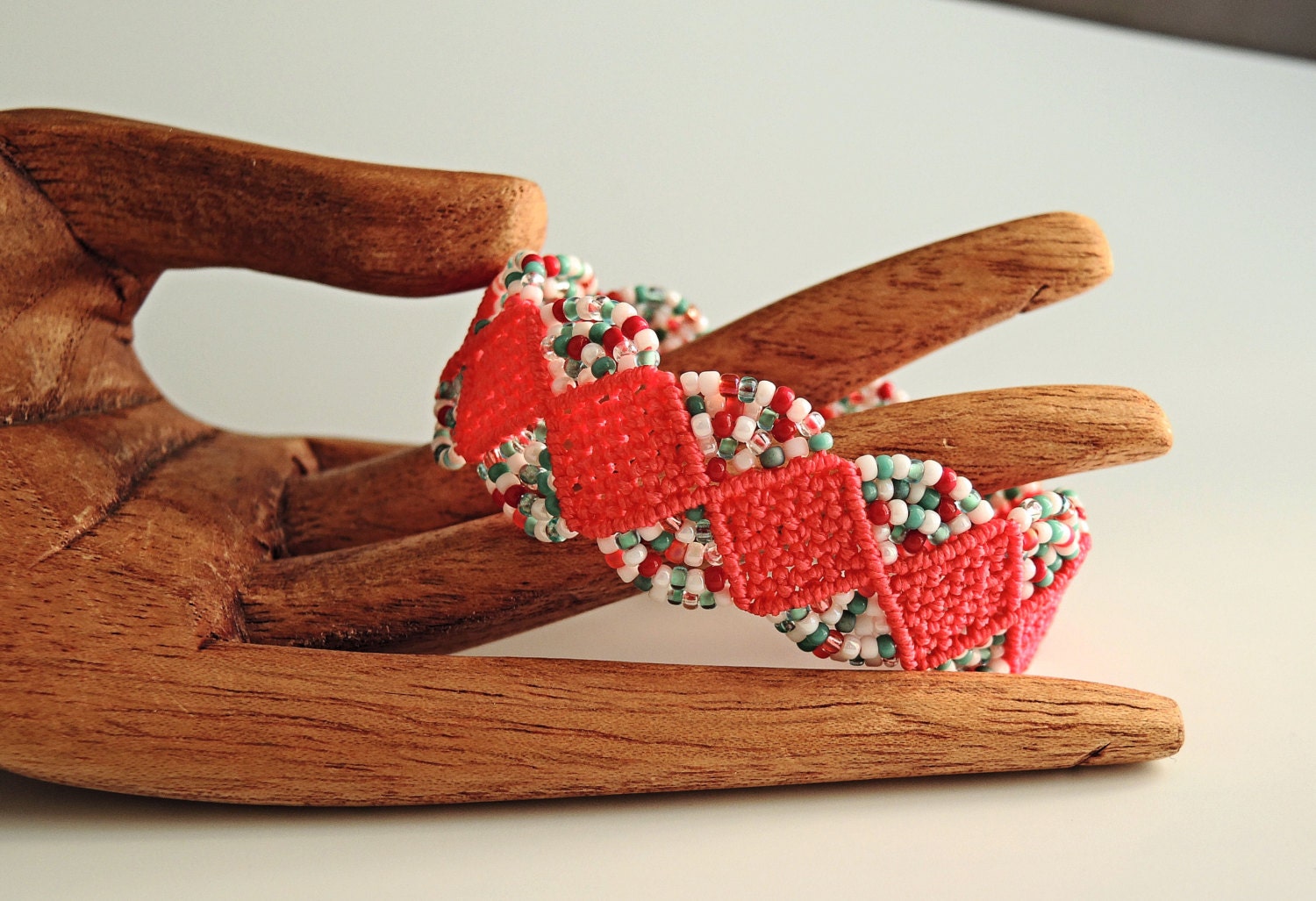 Rot Und Türkis Macrame Armband - Mikro Handgefertigter Schmuck Rot Und Türkis Macrame Armband - Mikro Handgefertigter Schmuck von KnotJustMacrame