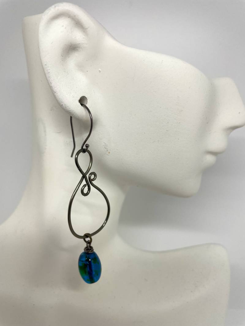 Gunmetal Wire Wrapped Ohrringe Mit Glasperle - Wir055 Gunmetal Wire Wrapped Ohrringe Mit Glasperle - Wir055 von KnotObsoleteDesign