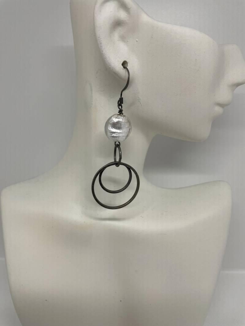 Silberne Ohrringe Mit Lampwork Perle, Silberne Und Weiße Hoop Ohrringe, Baumeln - Wirft033 Silberne Ohrringe Mit Lampwork Perle, Silberne Und Weiße Hoop Ohrringe, Baumeln - Wirft033 von KnotObsoleteDesign