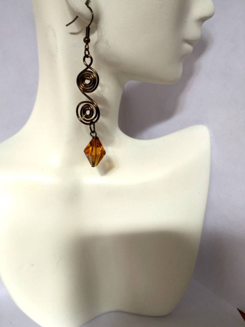Wire Wrapped Ohrringe, Messing Draht Und Bernstein Glas Ohrringe - Wire009 von KnotObsoleteDesign