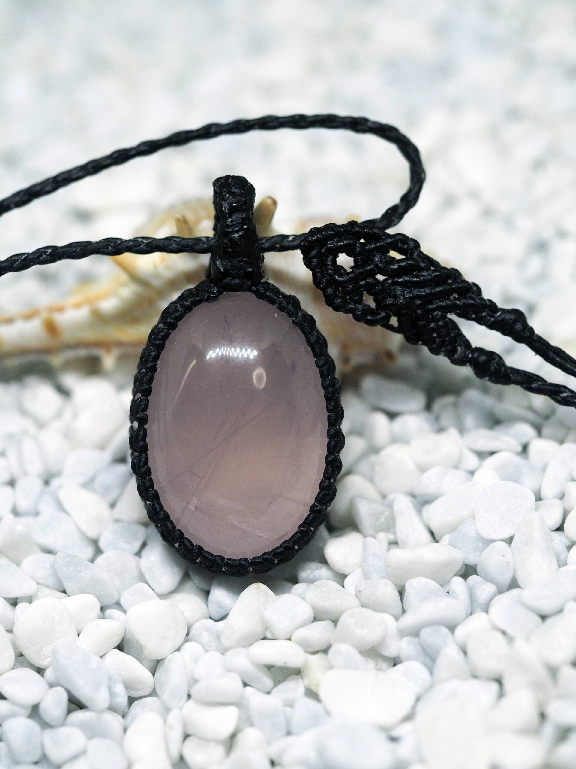 Baby Rosa Rosen-Quarz-Makrame-Halskette von KnotRocks2