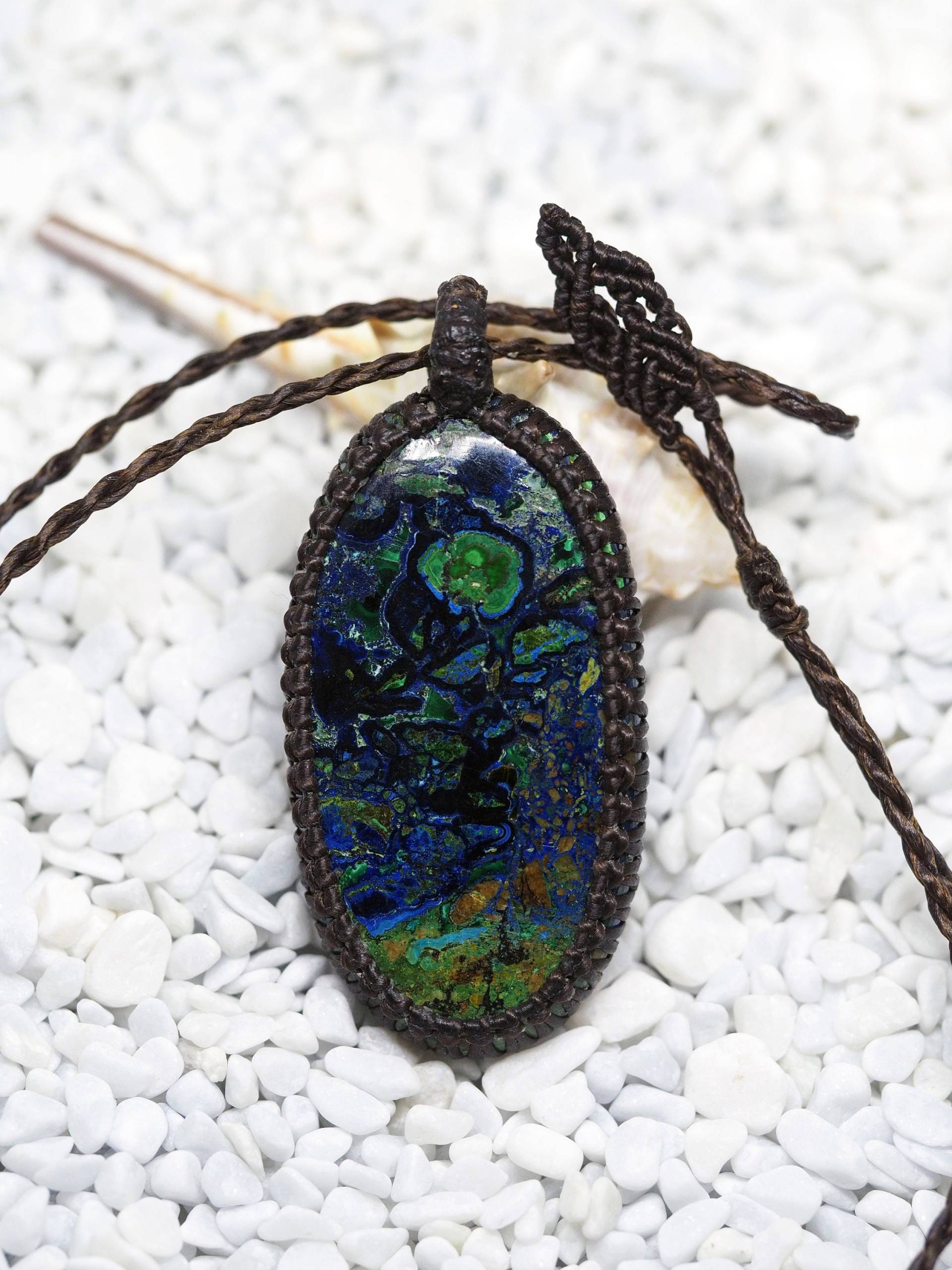 Große Ovale Azurite Malachite Makrame-Halskette Große Ovale Azurite Malachite Makrame-Halskette von KnotRocks2