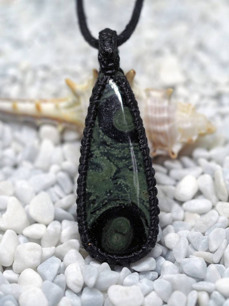 Lange Tränenabgang Kambaba Jasper Macrame Pendant von KnotRocks2