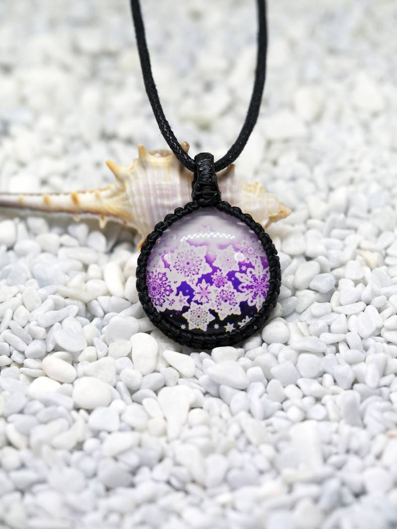 Lila Und Schwarz Makramee Anhänger Schneeflocke Glas-Cabochon Lila Und Schwarz Makramee Anhänger Schneeflocke Glas-Cabochon von KnotRocks2