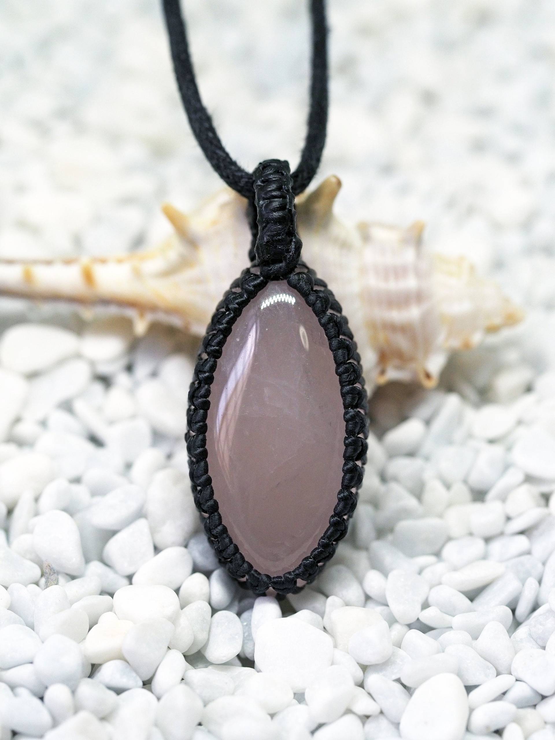 Marquise Rosenquarz Makramee Anhänger Marquise Rosenquarz Makramee Anhänger von KnotRocks2