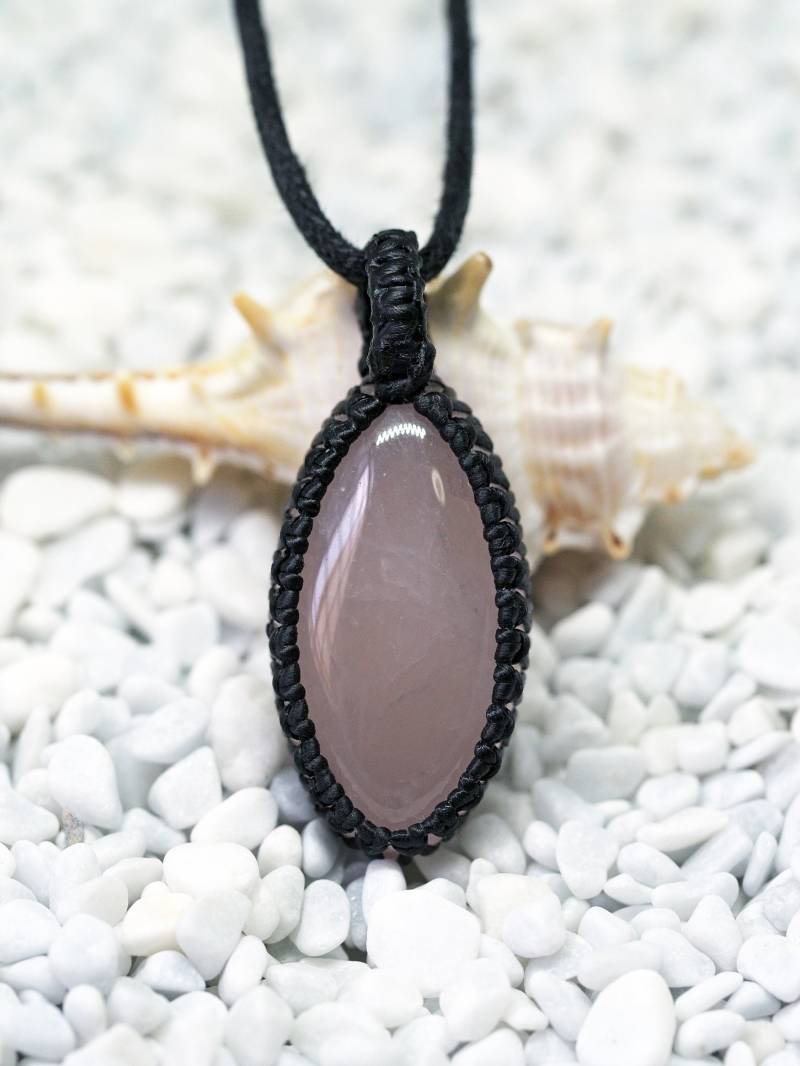 Marquise Rosenquarz Makramee Anhänger Marquise Rosenquarz Makramee Anhänger von KnotRocks2
