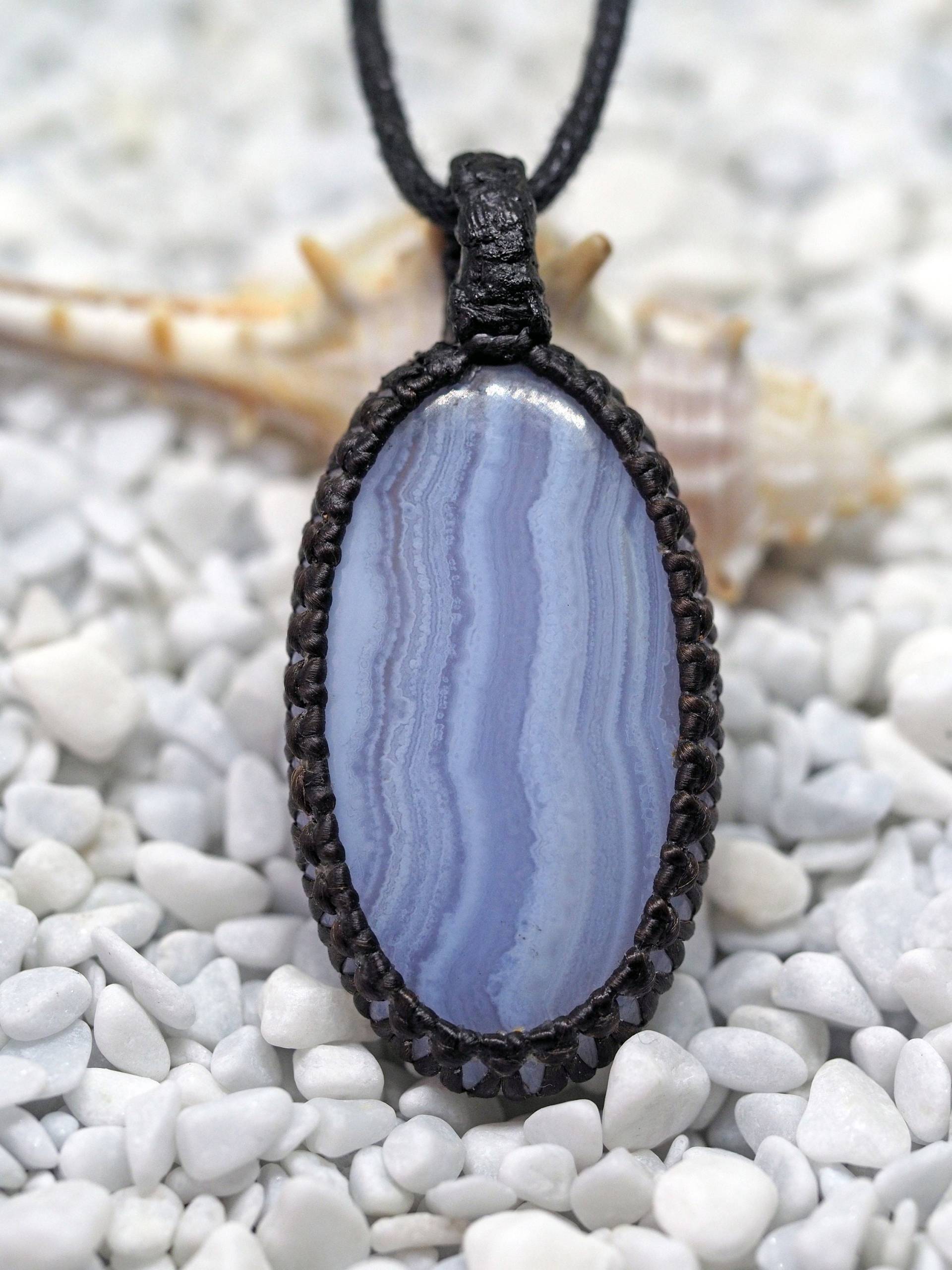 Oval Gestreifte Blaue Spitze Achat Makrame Anhänger Oval Gestreifte Blaue Spitze Achat Makrame Anhänger von KnotRocks2
