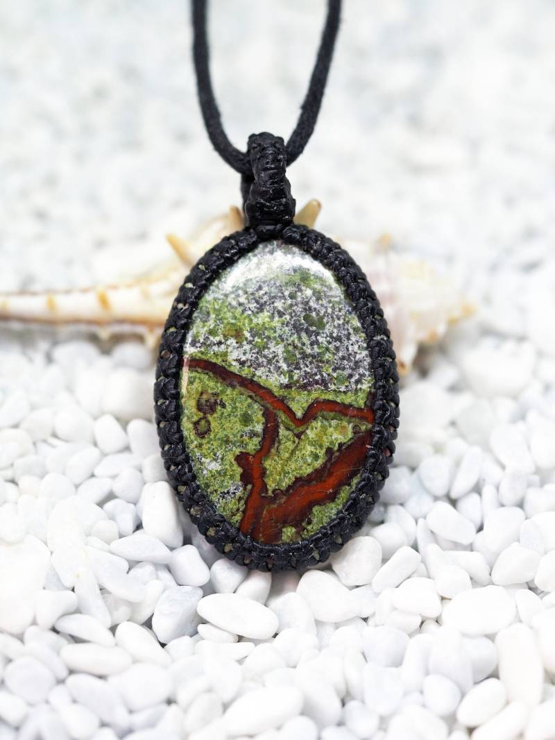 Ovale Drachen Blut Jaspisanhänger von KnotRocks2