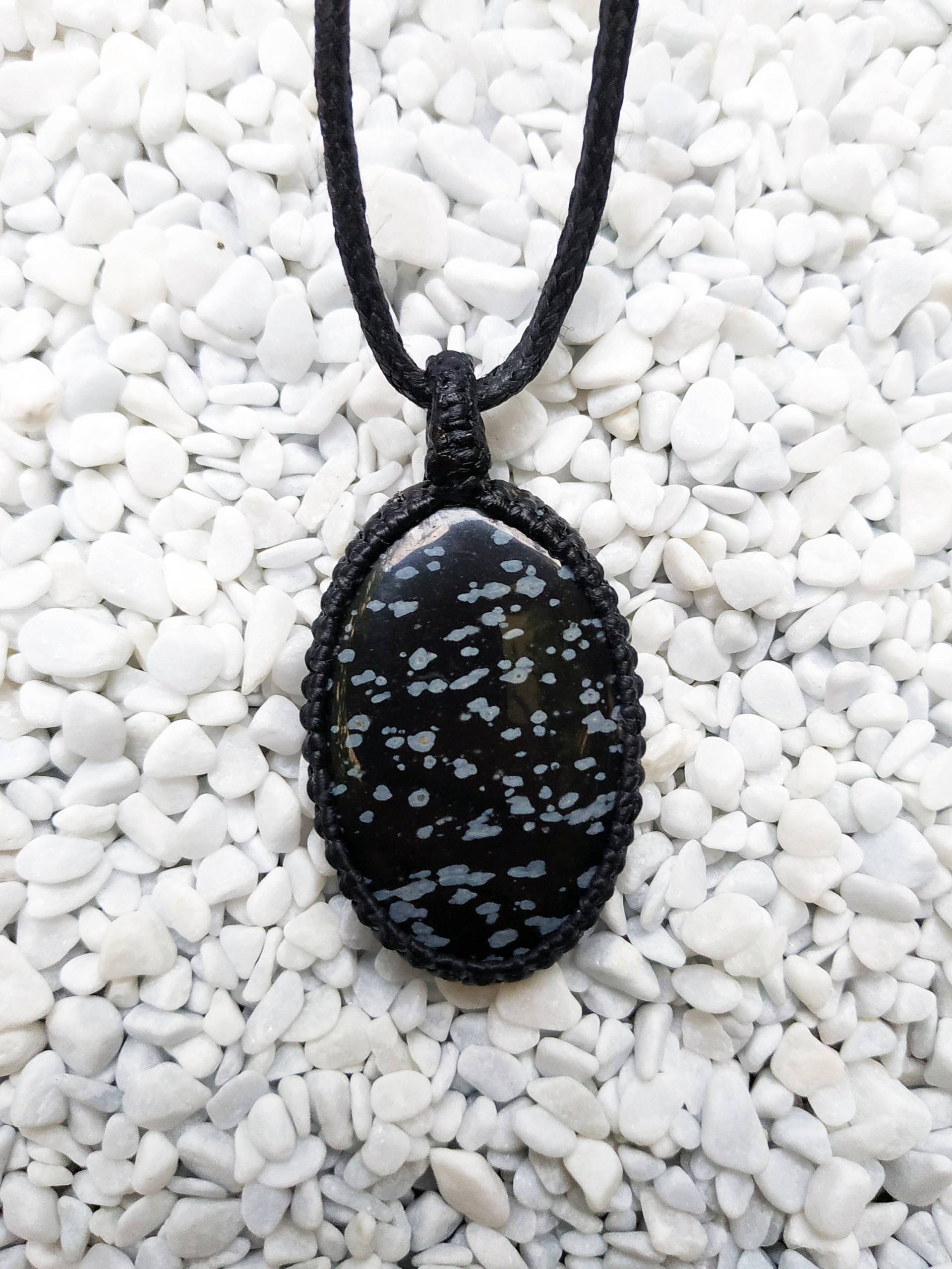 Ovale Schneeflocke Obsidian Makramee Anhänger Ovale Schneeflocke Obsidian Makramee Anhänger von KnotRocks2
