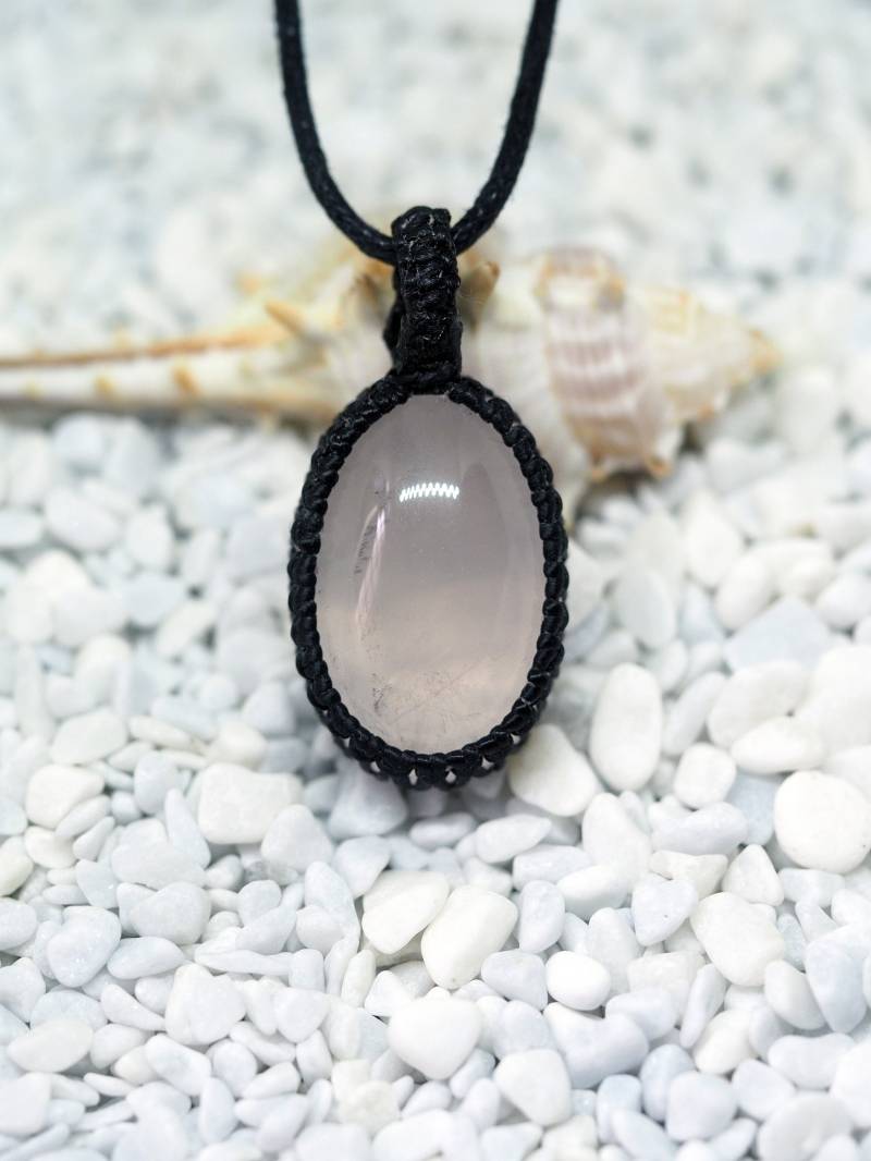 Rosenquarz Makramee Anhänger von KnotRocks2