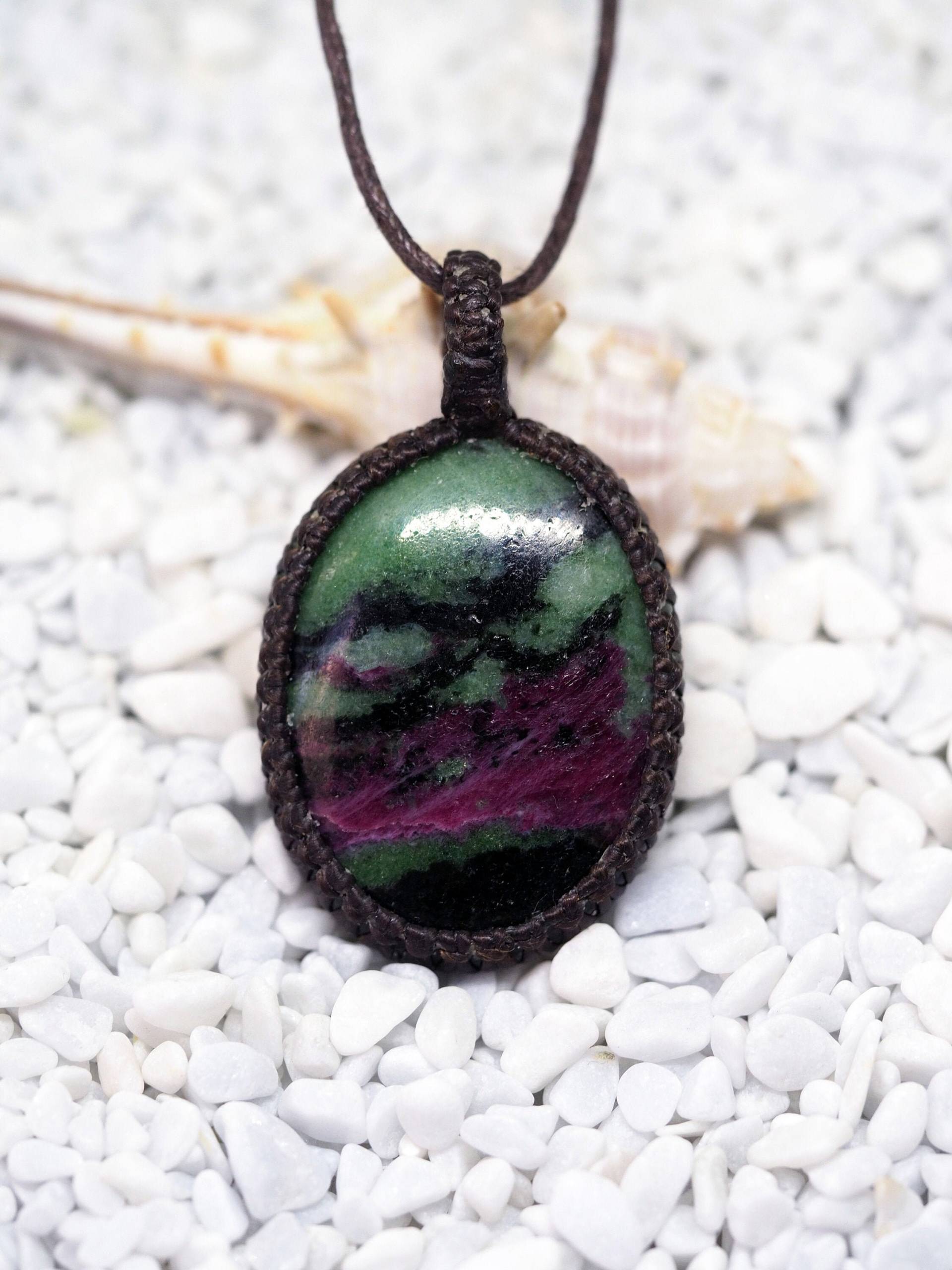 Rubin in Ziosite Makramee Anhänger von KnotRocks2