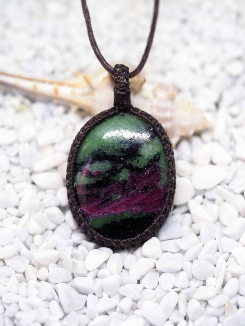 Rubin in Ziosite Makramee Anhänger von KnotRocks2