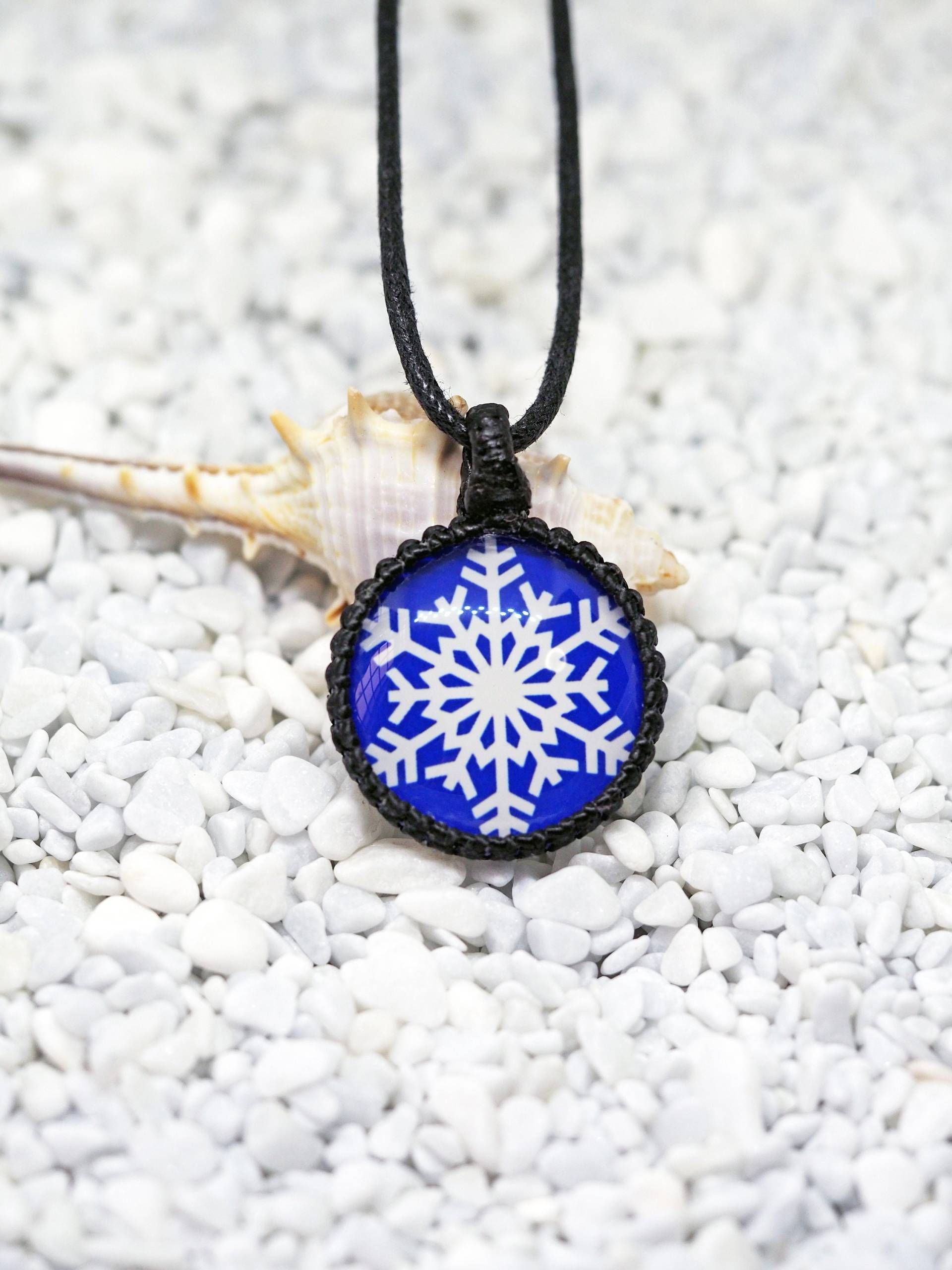 Schneeflocke-Glas-Cabochon-Makramee-Anhänger Schneeflocke-Glas-Cabochon-Makramee-Anhänger von KnotRocks2