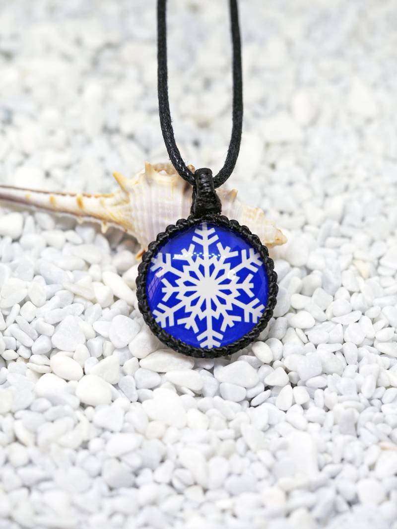 Schneeflocke-Glas-Cabochon-Makramee-Anhänger Schneeflocke-Glas-Cabochon-Makramee-Anhänger von KnotRocks2
