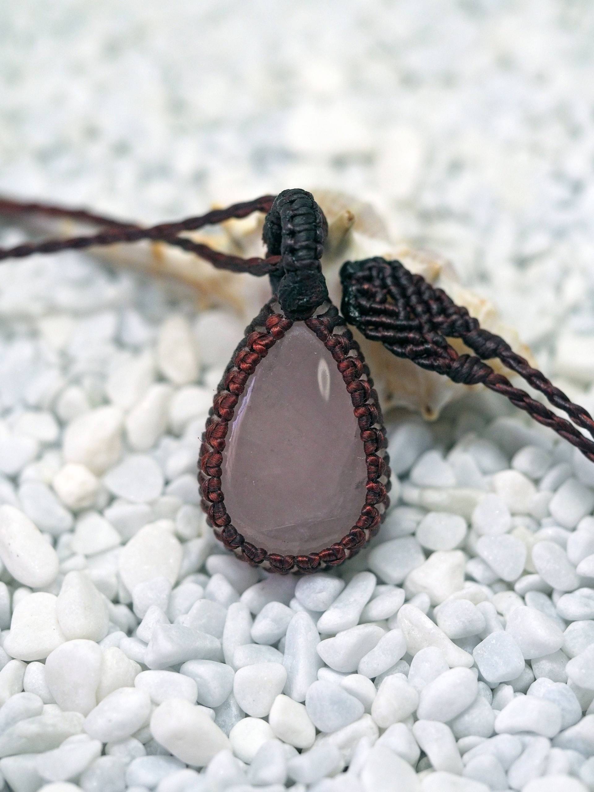 Teardrop Rose Quarz Makrame-Halskette Mit Rötlich-Braunen Schnur Teardrop Rose Quarz Makrame-Halskette Mit Rötlich-Braunen Schnur von KnotRocks2