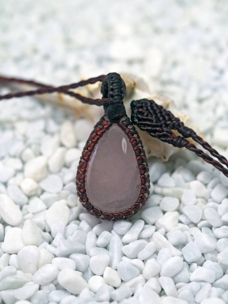 Teardrop Rose Quarz Makrame-Halskette Mit Rötlich-Braunen Schnur Teardrop Rose Quarz Makrame-Halskette Mit Rötlich-Braunen Schnur von KnotRocks2