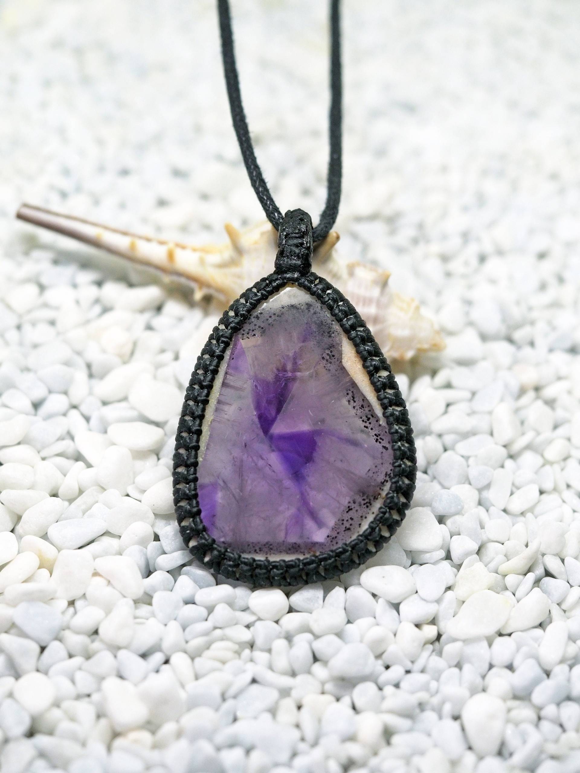 Trapiche Amethyst-Scheibe-Makramee-Anhänger Trapiche Amethyst-Scheibe-Makramee-Anhänger von KnotRocks2