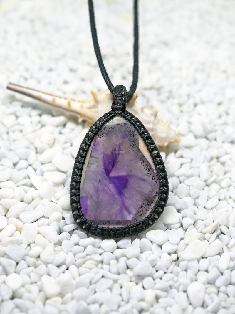 Trapiche Amethyst-Scheibe-Makramee-Anhänger Trapiche Amethyst-Scheibe-Makramee-Anhänger von KnotRocks2