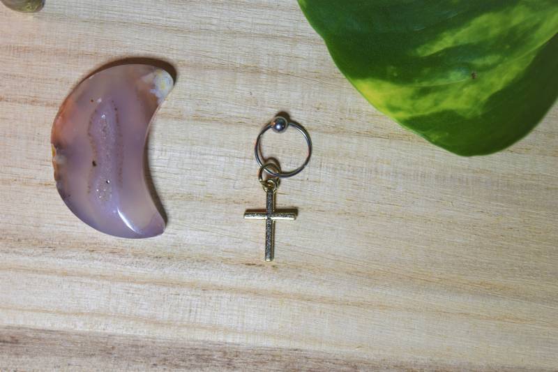 20G Gold Kreuz Knorpelohrring, Benutzerdefinierte Ohrring, Charm, Charm Ring Ohrstecker, Piercings, Spring Shopping von KnotTreasuresJewelry