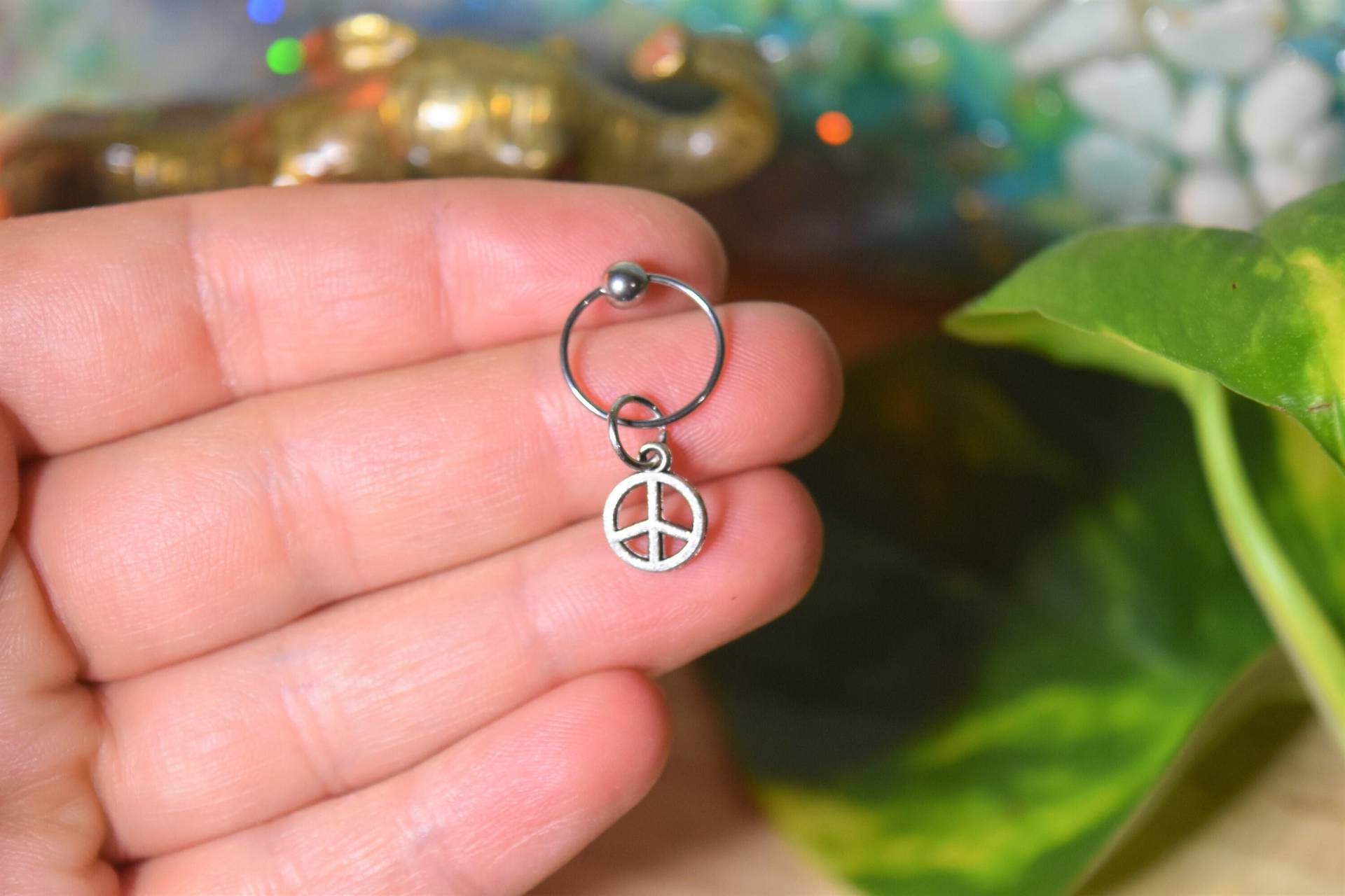 20G Kleine Peace Zeichen Knorpelohrring, Benutzerdefinierte Ohrring, Charm, Charm Ring Ohrstecker, Piercings, Spring Shopping 20G Kleine Peace Zeichen Knorpelohrring, Benutzerdefinierte Ohrring, Charm, Charm Ring Ohrstecker, Piercings, Spring Shopping von KnotTreasuresJewelry