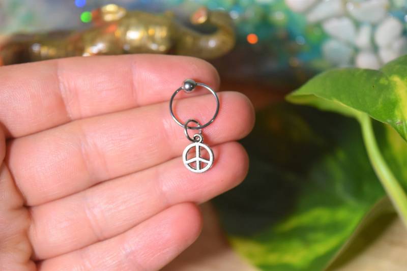 20G Kleine Peace Zeichen Knorpelohrring, Benutzerdefinierte Ohrring, Charm, Charm Ring Ohrstecker, Piercings, Spring Shopping von KnotTreasuresJewelry
