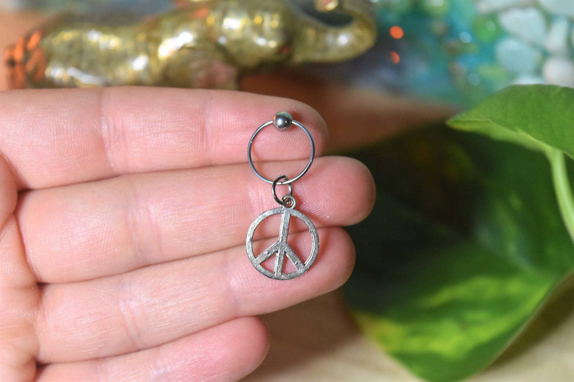 20G Large Peace Zeichen Knorpelohrring, Benutzerdefinierte Ohrring, Charm, Charm Ring Ohrstecker, Piercings, Spring Shopping 20G Large Peace Zeichen Knorpelohrring, Benutzerdefinierte Ohrring, Charm, Charm Ring Ohrstecker, Piercings, Spring Shopping von KnotTreasuresJewelry