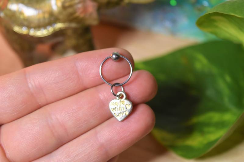 20G Made With Love Herz Knorpel Ohrring, Benutzerdefinierte Charm, Charm Ring Studs, Piercings, Spring Shopping von KnotTreasuresJewelry
