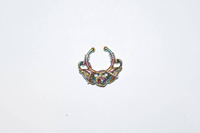 Draht Gewickelt Fake Septum Hanger Rose Mit Blättern, Piercings, Nasenschmuck, Chirurgenstahl 316L, Frühlingsshopping von KnotTreasuresJewelry