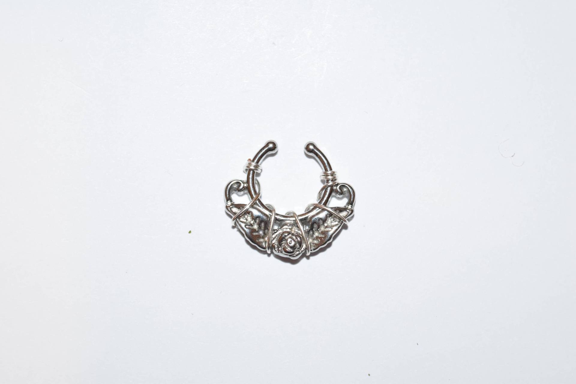 Draht Gewickelt Silber Fake Septum Hanger Rose Mit Blättern , Fake-Piercings, Nasenschmuck, Chirurgenstahl 316L, Spring Shopping Draht Gewickelt Silber Fake Septum Hanger Rose Mit Blättern , Fake-Piercings, Nasenschmuck, Chirurgenstahl 316L, Spring Shopping von KnotTreasuresJewelry